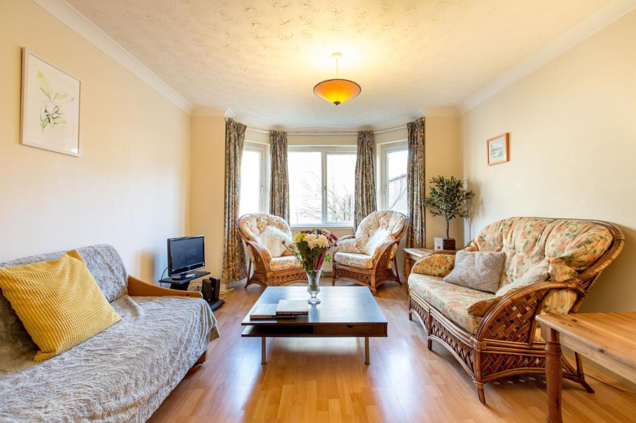 Central & Stylish 3 Bedroom, 2 Bath, Free Parking * Edinburgh